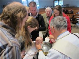 Priester goed in de gaten houden, is toch geen miswijn in het water?