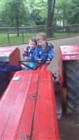 Samen racen op de tractor.