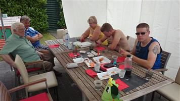 Naar goede gewoonte blijft nonkel Steven dicht bij het eten zitten