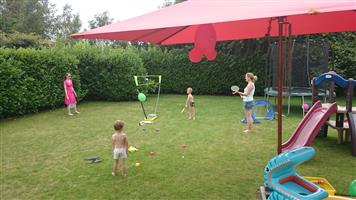 terwijl tante Femke en tante Sofie de taart eraf sporten.