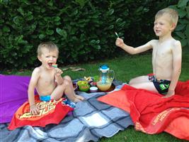 Picknicken in de tuin.