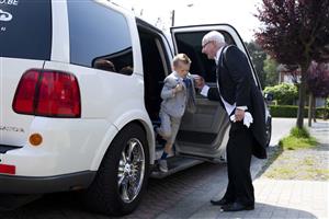 Wij mochten in een hele grote auto meerijden.