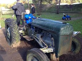 Tractor, is sneller dan papa zijn bus (is niet zo moeilijk).