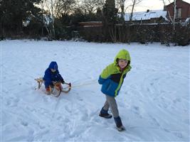 Zelfs Thorsten met de slee is sneller dan papa zijn bus.