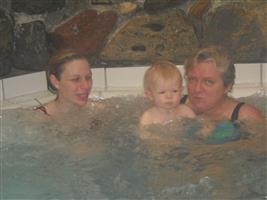 Met oma en tante Femke in het bubbelbad, lekker warm.