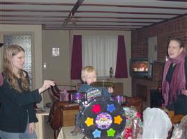 Van sinterklaas veel speelgoed gehad, onder andere een drumstel (mama en papa niet zo blij, waarom?)