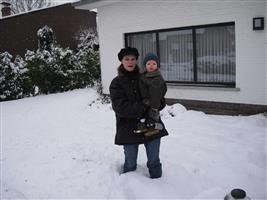 Met mama in de sneeuw, mama tot aan de knie in de sneeuw.