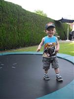 Springen op de trampoline.