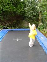 Springen op de trampoline, kijk eens hoe hoog ik kan.