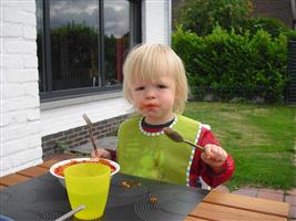 Eerst thuis met papa ploppasta eten.