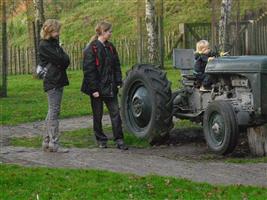 Tractors zijn cool, oppassen mama, ik kom eraan.