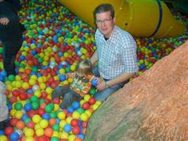 Met nonkel Steven in het ballenbad, de blauwe ballen zijn het plezantst.