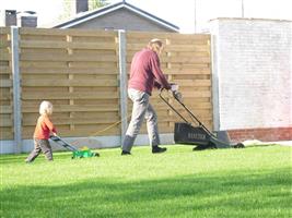 Papa rijdt het gras niet goed af, ik moet altijd er altijd nog over gaan.