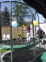 Samen met Katinka op de trampoline. Let op de achtergrond: papa aan het werk (zeer zeldzaam!)