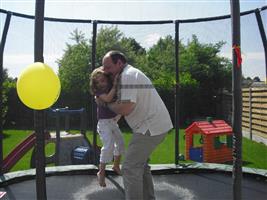 Bompa samen met Katinka op de trampoline.