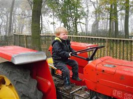 Op de tractor.