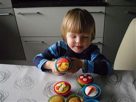 Lekkere cupcakes maken met mama.