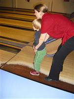 Mama helpt mij met bowlen.