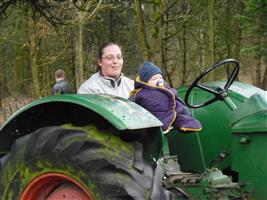 Ikke op de tractor, Inge geeft instructies.